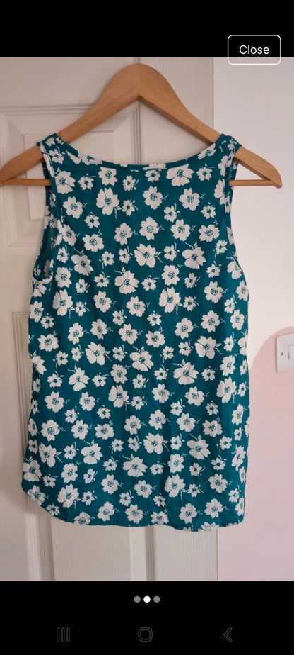 Green floral top